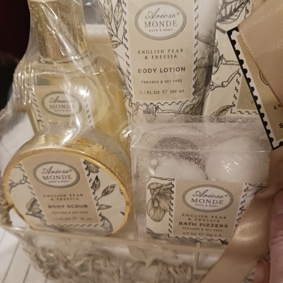 NWT! ARIOSE MONDE BATH SET (English Pear & Freesia) - Picture 5 of 14